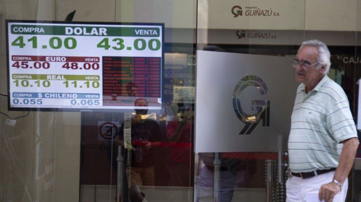 El Dólar saltó récord de $ 43,50 por incertidumbre interna y externa