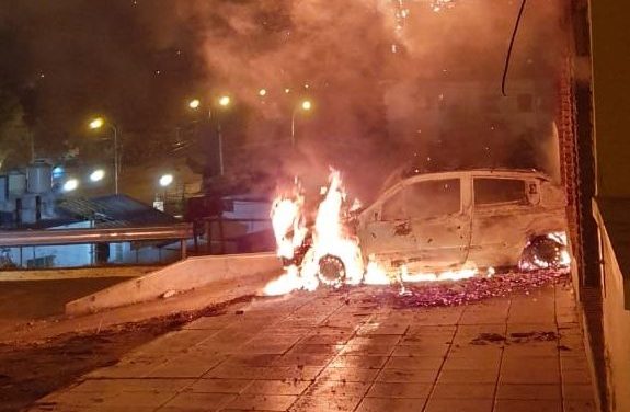 Automóvil incendiado en el centro de la ciudad vuelven los ataques