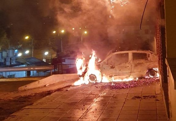 Automóvil incendiado en el centro de la ciudad vuelven los ataques