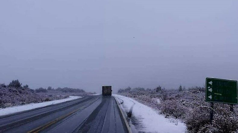 Debieron interrumpir el tránsito en rutas 26 y 40 por nevadas