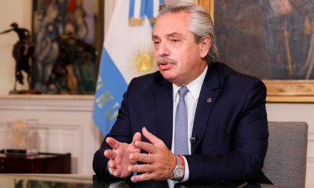 Fernández anunció ayuda económica para beneficiarios de asignaciones