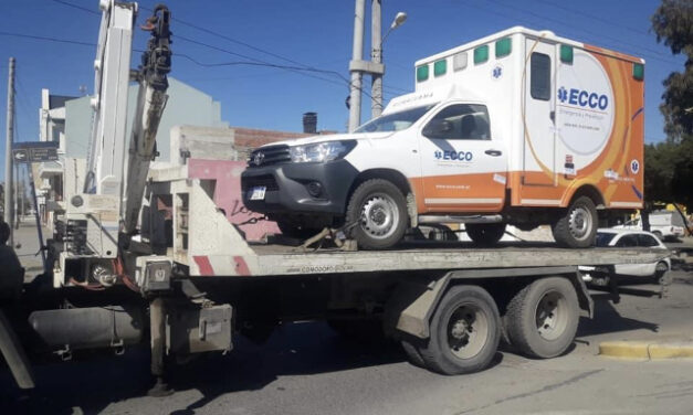 Chofer de ambulancia conducía alcoholizado y provoca accidente