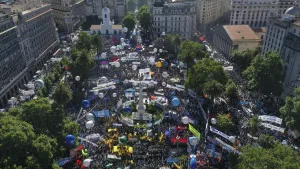 «Democracia para siempre»: masiva convocatoria en Plaza de Mayo