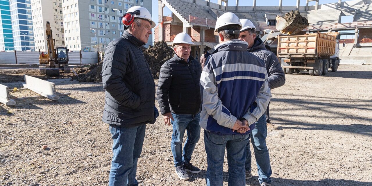 Funcionarios municipales junto a los concejales inspeccionaron la obra del Estadio Centenario