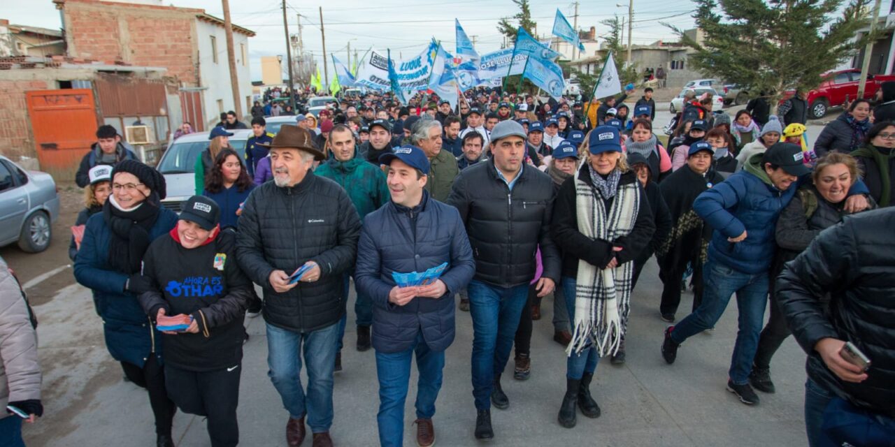 Una multitud acompañó a Juan Pablo Luque y Othar Macharashvili en la primera caminata de cierre de campaña en Comodoro