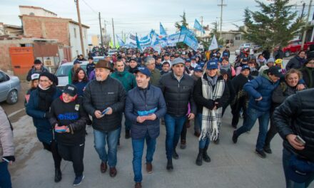 Una multitud acompañó a Juan Pablo Luque y Othar Macharashvili en la primera caminata de cierre de campaña en Comodoro