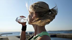 Aguas, jugos y frutas: cómo hidratarse de forma correcta para enfrentar el verano