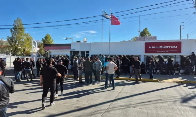 El gremio acusa a Halliburton y policías custodian la base