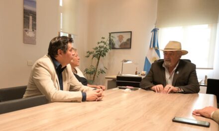 Othar se reunió con el decano de la Facultad de Ciencias Económicas de la universidad local