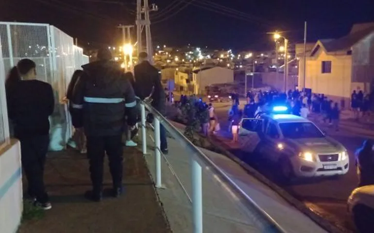 Fiesta clandestina con alcohol, armas caseras y menores intoxicados