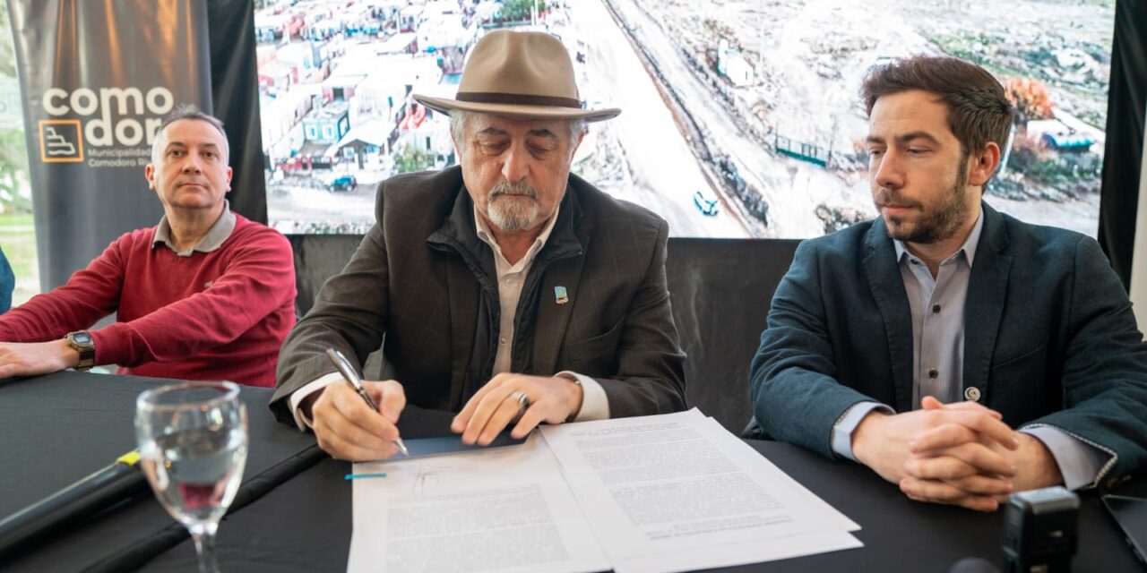 Othar rubricó un convenio con la SCPL para construir el colector cloacal de la calle Concejal Ávila