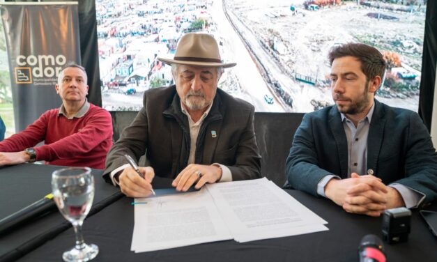 Othar rubricó un convenio con la SCPL para construir el colector cloacal de la calle Concejal Ávila